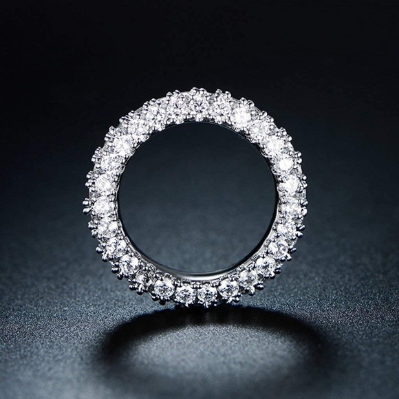 ✨SALE✨18k White Gold Cubic Zirconia Ring - Picture 3 of 3